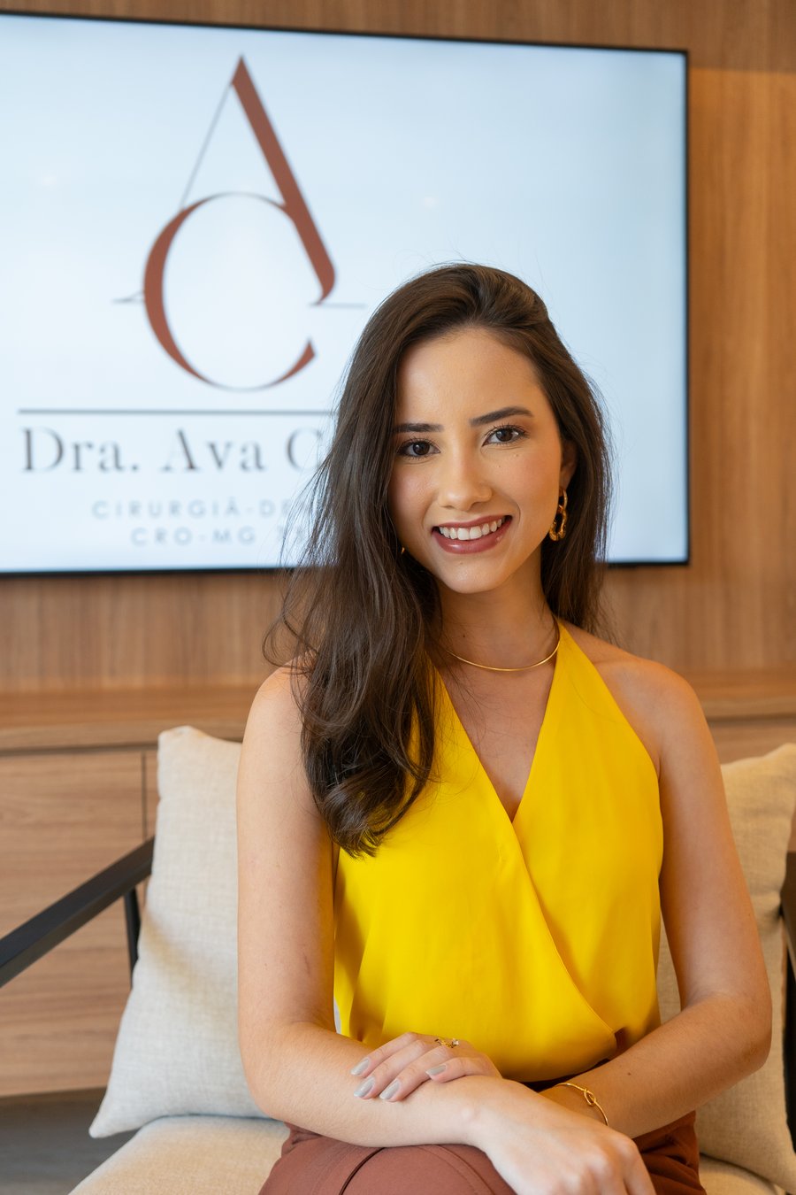 Dra. Ava Castro, cirurgiã-dentista, sorrindo